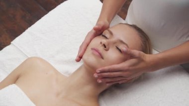 Genç, güzel ve sağlıklı bir kadın spa salonunda. Geleneksel Tayland masaj terapisi ve cilt bakımı.