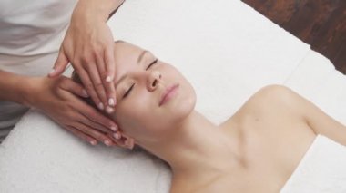 Genç, güzel ve sağlıklı bir kadın spa salonunda. Geleneksel Tayland masaj terapisi ve cilt bakımı.