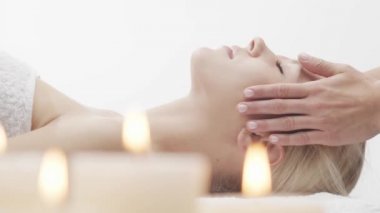 Genç, güzel ve sağlıklı bir kadın spa salonunda. Geleneksel Tayland masaj terapisi ve cilt bakımı.