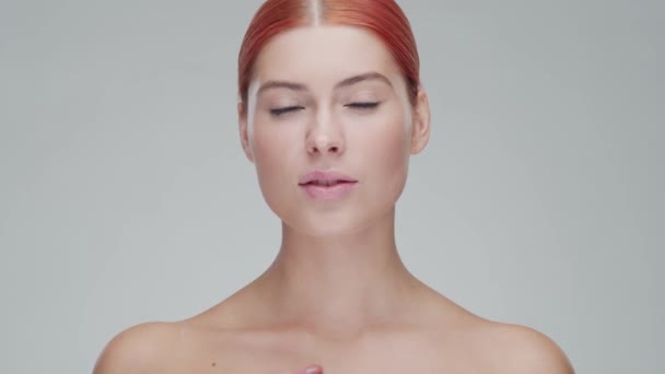 Studio Portrait Young Beautiful Natural Redhead Woman Applying Skin Care — Stock Video