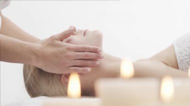 Genç, güzel ve sağlıklı bir kadın spa salonunda. Geleneksel Tayland masaj terapisi ve cilt bakımı.