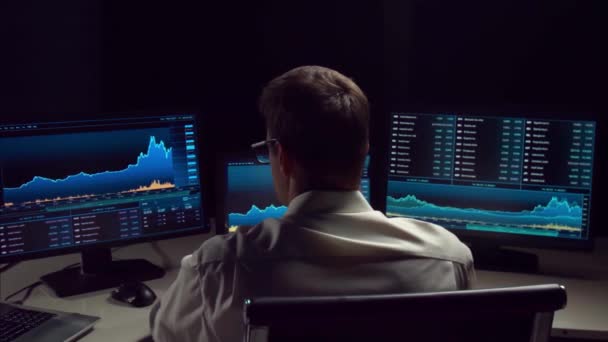 Trader Travaillant Dans Bureau Nuit Utilisant Poste Travail Technologie Analyse — Video