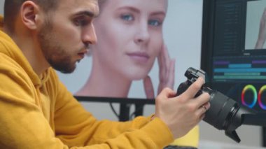 Profesyonel yazılım, monitör ve montaj konsolu kullanarak profesyonel serbest görüntü düzenleme uzmanı..