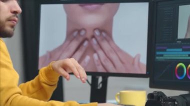 Profesyonel yazılım, monitör ve montaj konsolu kullanarak profesyonel serbest görüntü düzenleme uzmanı..