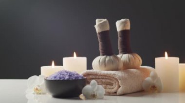 Aromaterapi, oryantal masaj ve kaplıca tedavisi. Havlular, mumlar, çiçekler, taşlar ve bitkisel topların gevşeme bileşimi.