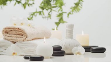 Aromaterapi, oryantal masaj ve kaplıca tedavisi. Havlular, mumlar, çiçekler, taşlar ve bitkisel topların gevşeme bileşimi.