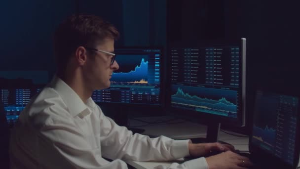 Obchodník Pracující Noci Kanceláři Využitím Pracovní Stanice Analytické Technologie Akciové — Stock video