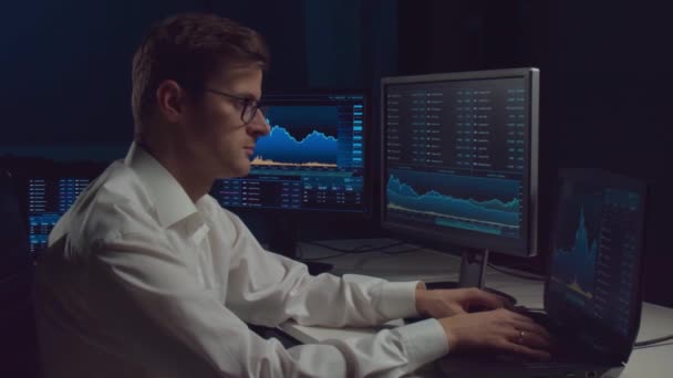 Broker Working Office Using Workstation Analysis Technology Workplace Professional Trader — Stock Video