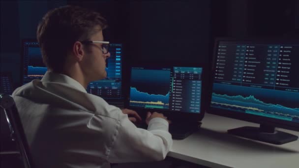 Trader Travaillant Dans Bureau Nuit Utilisant Poste Travail Technologie Analyse — Video