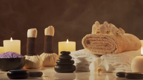 Aromaterapia Massaggio Orientale Trattamento Termale Composizione Rilassante Asciugamani Candele Fiori — Video Stock