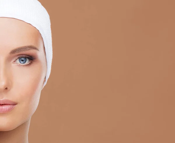 Bonito Rosto Mulher Jovem Saudável Cuidados Com Pele Cosméticos Maquiagem — Fotografia de Stock