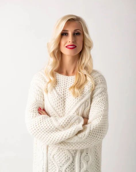 Joven Hermosa Mujer Rubia Sonriente Posando Suéter Lana Blanca —  Fotos de Stock