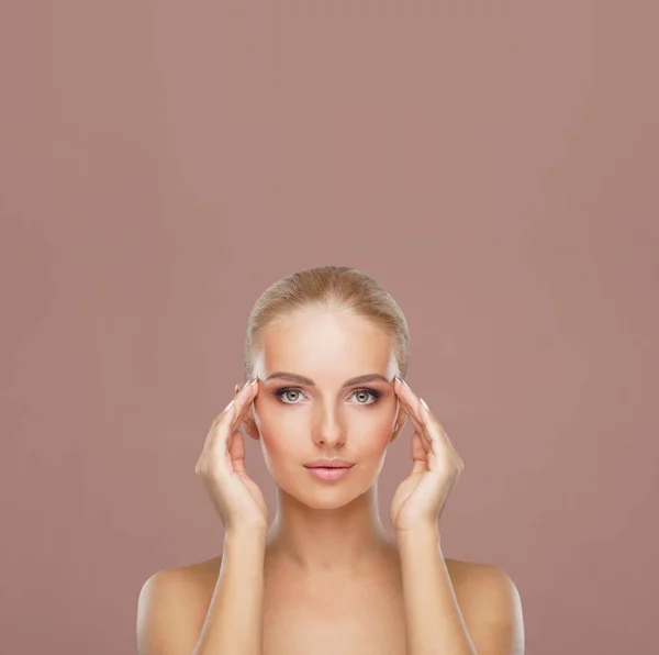 Hermosa Cara Mujer Joven Saludable Cuidado Piel Cosméticos Maquillaje Cutis —  Fotos de Stock