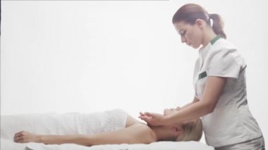 Genç, güzel ve sağlıklı bir kadın spa salonunda. Geleneksel Tayland masaj terapisi ve cilt bakımı.