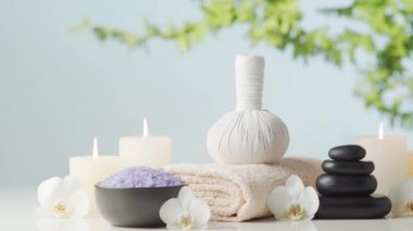 Oryantal masaj tedavisi kompozisyonu. Havlu, mumlar, çiçekler, taşlar ve bitkisel toplar. Spa prosedürleri, meditasyon, refah ve aromaterapi kavramı.