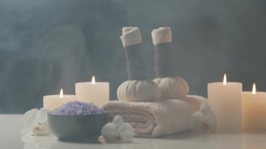 Aromaterapi, oryantal masaj ve kaplıca tedavisi. Havlular, mumlar, çiçekler, taşlar ve bitkisel topların gevşeme bileşimi.