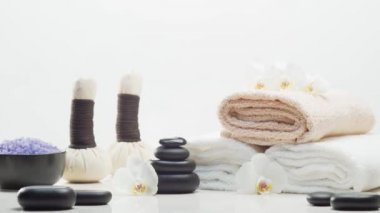 Spa arkaplan kompozisyonu. Havlu, mumlar, çiçekler, taşlar ve bitkisel toplar. Masaj, oryantal terapi, refah ve meditasyon kavramı.