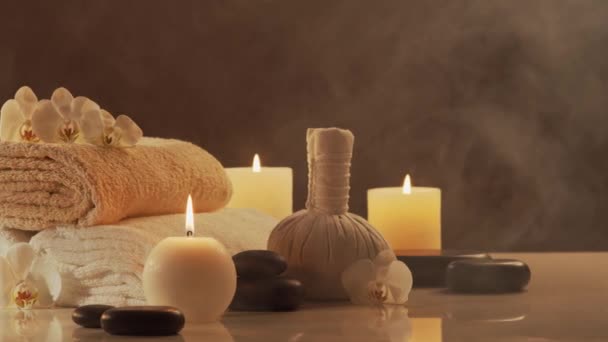 Composição Tratamento Massagem Oriental Toalha Velas Flores Pedras Bolas Ervas — Vídeo de Stock