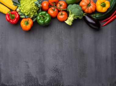 Sağlıklı yiyecekler: taze sebzeler, meyveler ve süper yiyecekler. Beslenme, diyet, vejetaryen gıda konsepti. Somut arkaplan