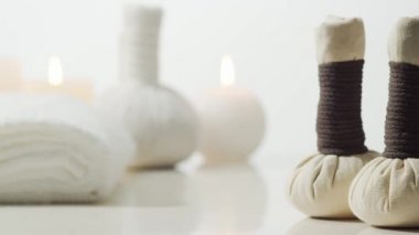 Spa arkaplan kompozisyonu. Havlu, mumlar, çiçekler, taşlar ve bitkisel toplar. Masaj, oryantal terapi, refah ve meditasyon kavramı.