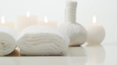 Aromaterapi, oryantal masaj ve kaplıca tedavisi. Havlular, mumlar, çiçekler, taşlar ve bitkisel topların gevşeme bileşimi.