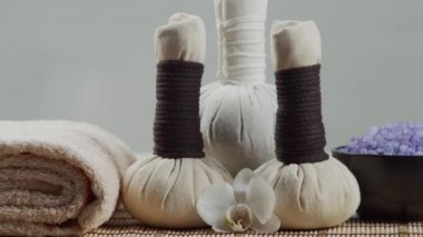 Spa arkaplan kompozisyonu. Havlu, mumlar, çiçekler, taşlar ve bitkisel toplar. Masaj, oryantal terapi, refah ve meditasyon kavramı.