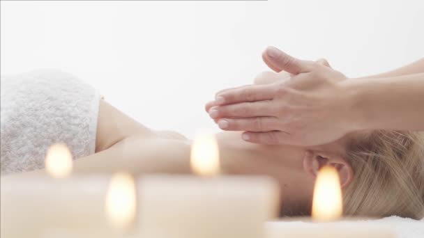 Jeune Belle Saine Femme Dans Salon Spa Thérapie Traditionnelle Massage — Video