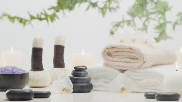 Spa Bakgrund Sammansättning Handduk Ljus Blommor Stenar Och Örtbollar Massage — Stockvideo