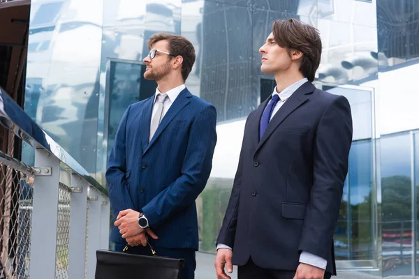 Hombres Negocios Confiados Hablando Frente Moderno Edificio Oficinas Empresario Colega —  Fotos de Stock