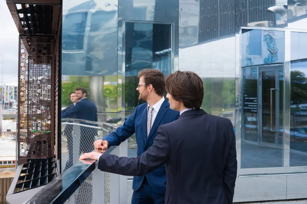 Selbstbewusste Geschäftsleute Unterhalten Sich Vor Modernen Bürogebäuden Geschäftsmann Und Sein — Stockfoto