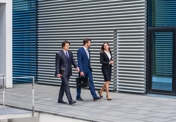 Selbstbewusste Geschäftsleute Unterhalten Sich Vor Modernen Bürogebäuden Geschäftsleute Und Geschäftsfrau — Stockfoto