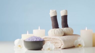Spa arkaplan kompozisyonu. Havlu, mumlar, çiçekler, taşlar ve bitkisel toplar. Masaj, oryantal terapi, refah ve meditasyon kavramı.