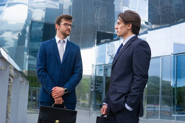 自信的商人在现代办公楼前交谈 商人和他的同事银行与金融市场概念 — 图库照片