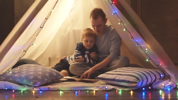 Ragazzino Che Gioca Tenda Bambini Casa Sera Papà Legge Favole — Video Stock