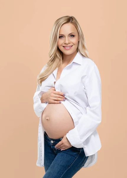 Junge Schwangere Frau Studio Die Ihren Schönen Bauch Vor Gelbem — Stockfoto