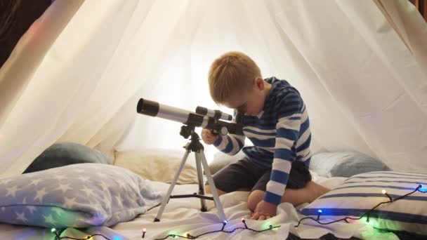 Kleine Jongen Die Avonds Thuis Met Een Telescoop Kindertent Speelt — Stockvideo