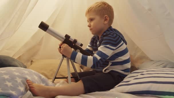 Chłopiec Bawiący Się Wieczorem Teleskopem Namiocie Dziecięcym Szczęśliwy Biały Dzieciak — Wideo stockowe