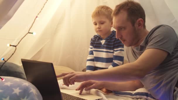 Kleine Jongen Spelen Kijken Cartoons Met Zijn Vader Kindertent Thuis — Stockvideo