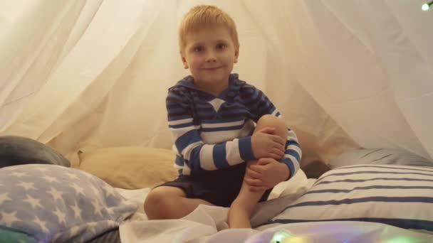 Маленький Хлопчик Грає Дитячому Наметі Вдома Ввечері Щаслива Біла Дитина — стокове відео