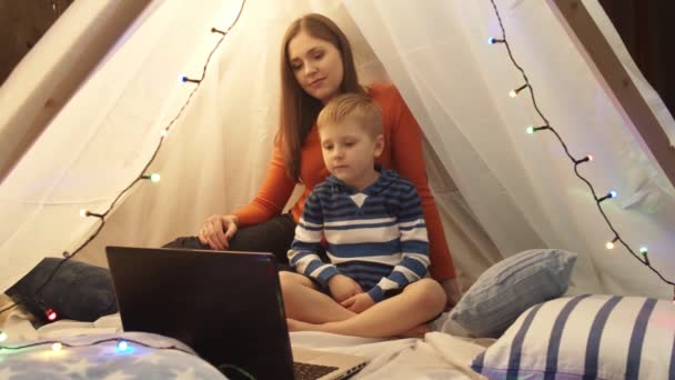 Kleine Jongen Spelen Kijken Cartoons Met Zijn Moeder Kindertent Thuis — Stockvideo