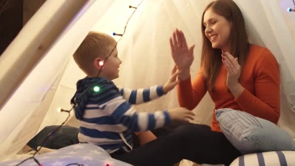 Menino Brincando Com Sua Mãe Tenda Das Crianças Casa Noite — Vídeo de Stock