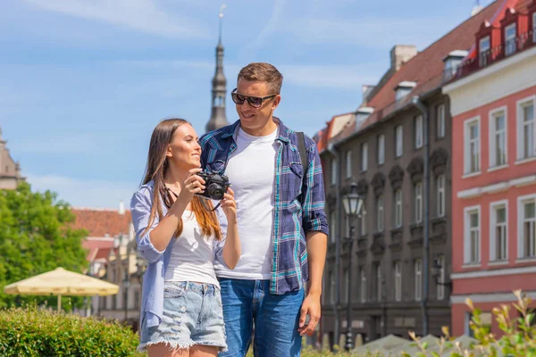 Kilku Turystów Podróżujących Zwiedzających Piękne Stare Miasto Razem Kochający Mężczyzna — Zdjęcie stockowe