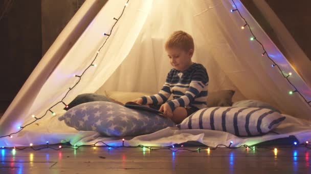 Kleine Jongen Spelen Lezen Van Een Sprookje Kindertent Thuis Avond — Stockvideo