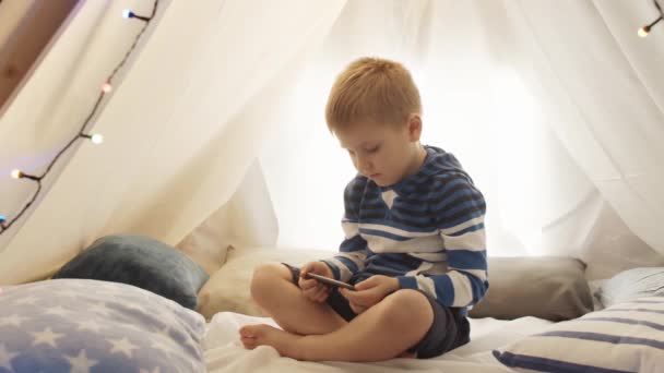 Menino Brincando Com Smartphone Tenda Das Crianças Casa Noite Criança — Vídeo de Stock