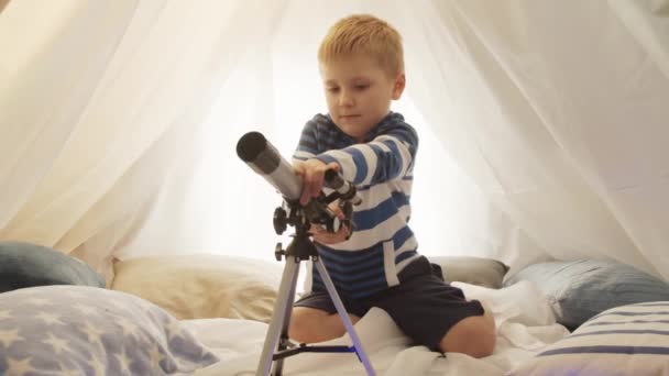 Liten Pojke Leker Med Ett Teleskop Barntält Hemma Kvällen Glad — Stockvideo