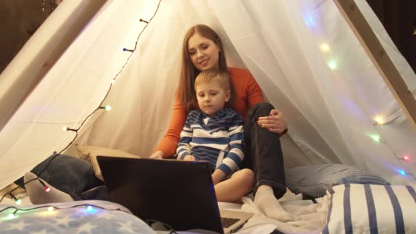 저녁에 집에서 아이들의 텐트에서 어머니와 만화를 연주하고 놀이터에 — 비디오