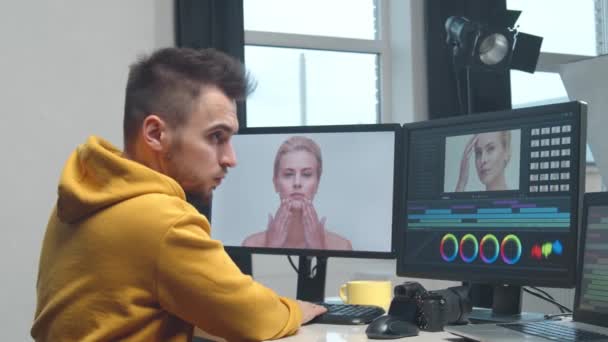 Vidéo Pigiste Professionnelle Coloriste Montage Séquences Aide Logiciel Professionnel Moniteur — Video