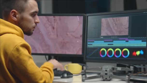 Filmes Profissionais Edição Colorista Videógrafo Freelance Usando Software Profissional Monitor — Vídeo de Stock