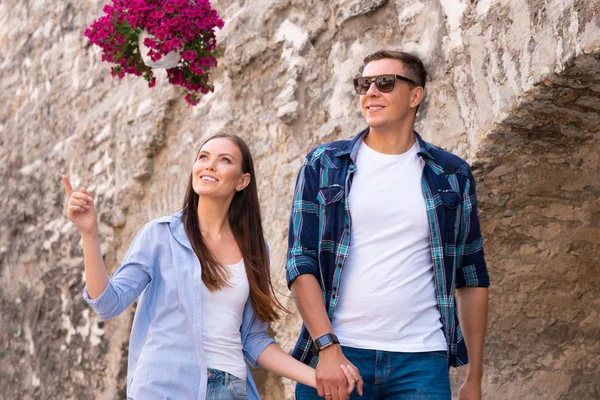 Ein Paar Touristen Die Gemeinsam Die Schöne Altstadt Erkunden Liebender — Stockfoto