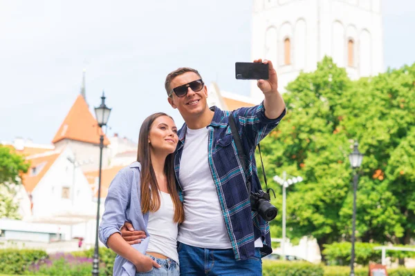 Coppia Turisti Che Viaggiano Esplorano Bellissima Città Vecchia Insieme Amare — Foto Stock